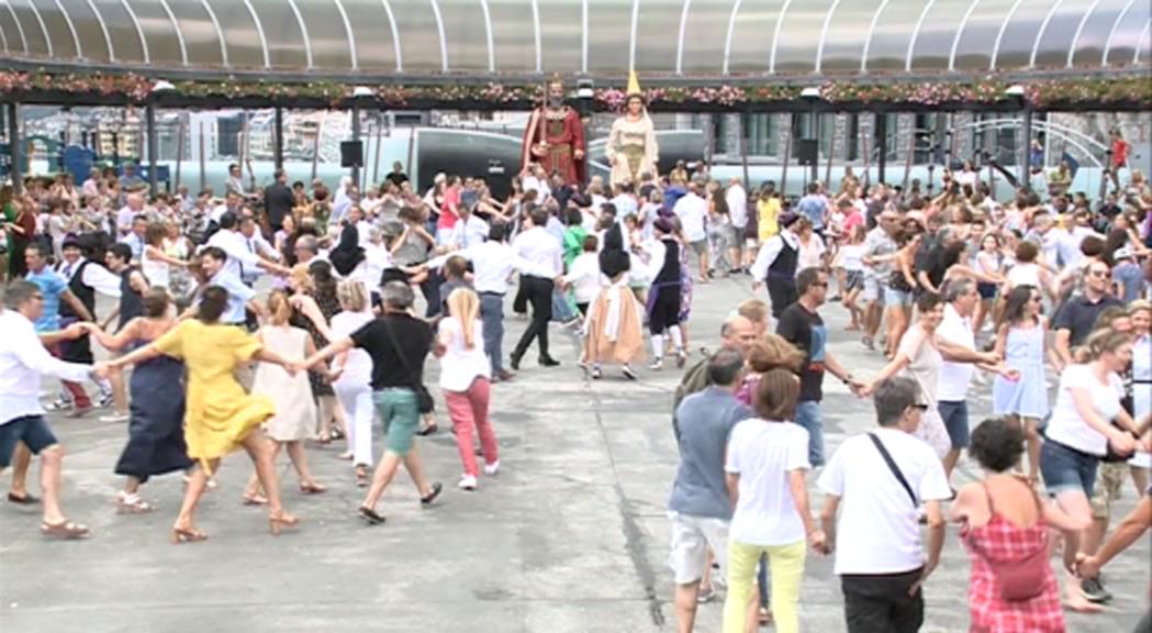 Andorra la Vella balla el tradicional contrapàs