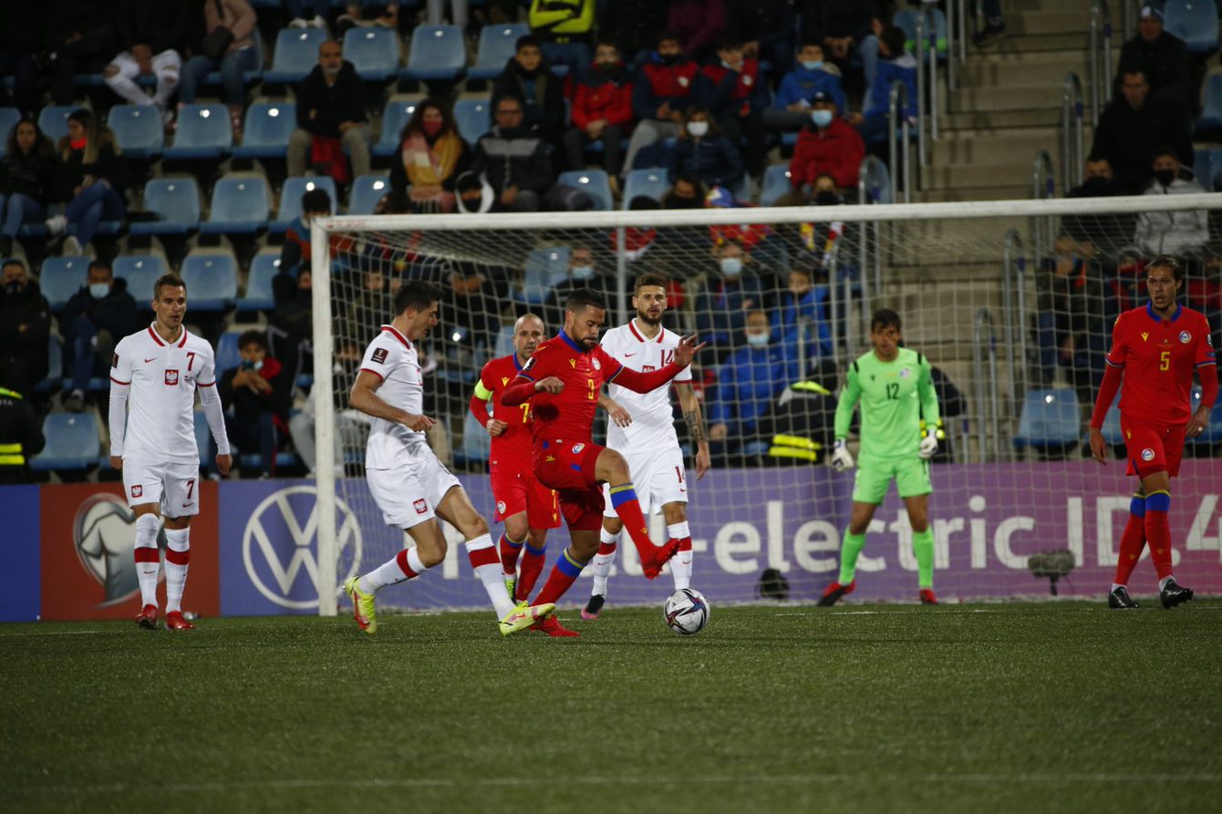 Andorra resisteix amb un home menys des del primer minut contra la Polònia de Lewandowski (1-4)