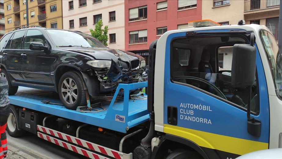 Un vehicle andorrà ha envaït la vorera, ha xocat cont