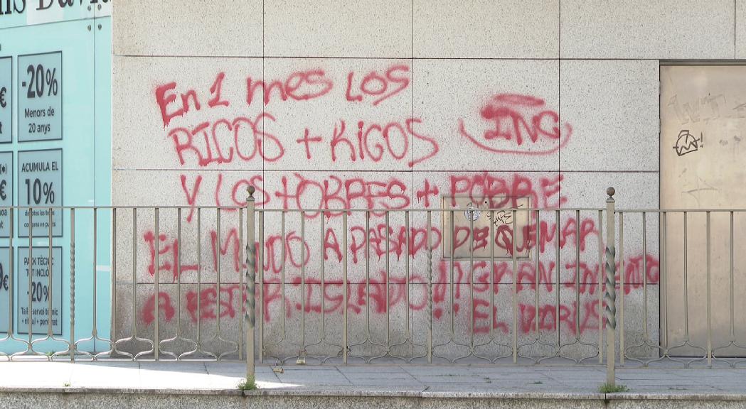 Apareix una pintada al centre de la capital denunciant l'increment de les desigualtats que pot provocar el coronavirus