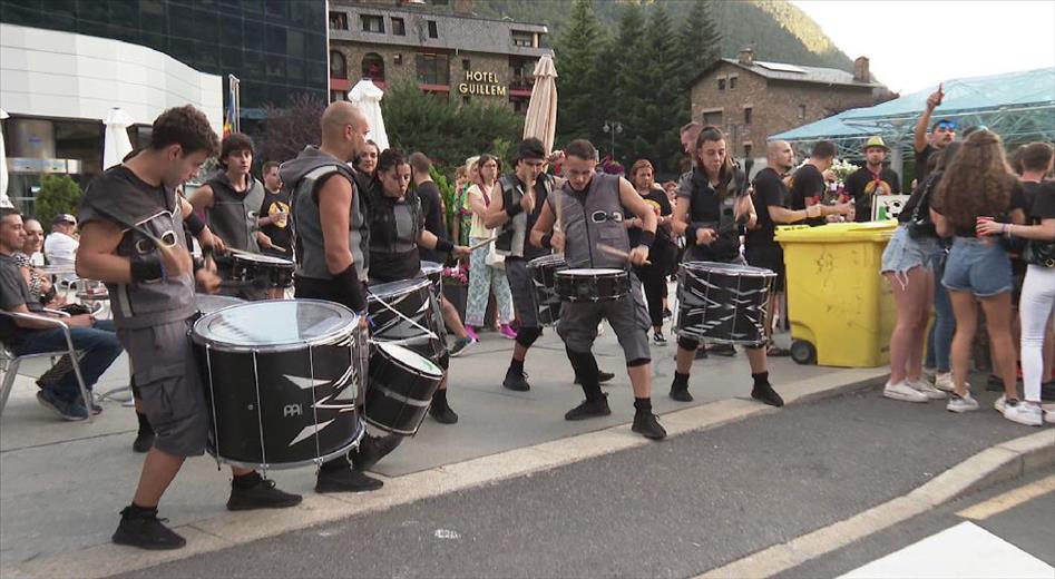 La cercavila amb batucada ha sortit a les vuit de la plaça dels A