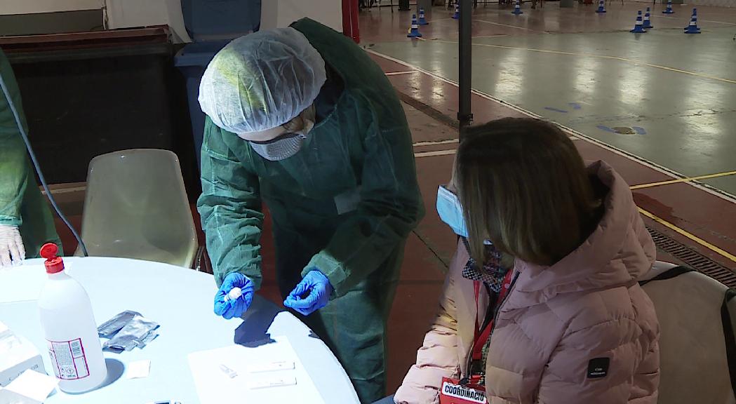 Arrenquen els tests als voluntaris a l'aparcament del Prat Gran