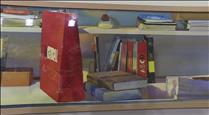 L'artista Joaquín Ureña dona la seva aquarel·la "Libros, la bolsa roja"