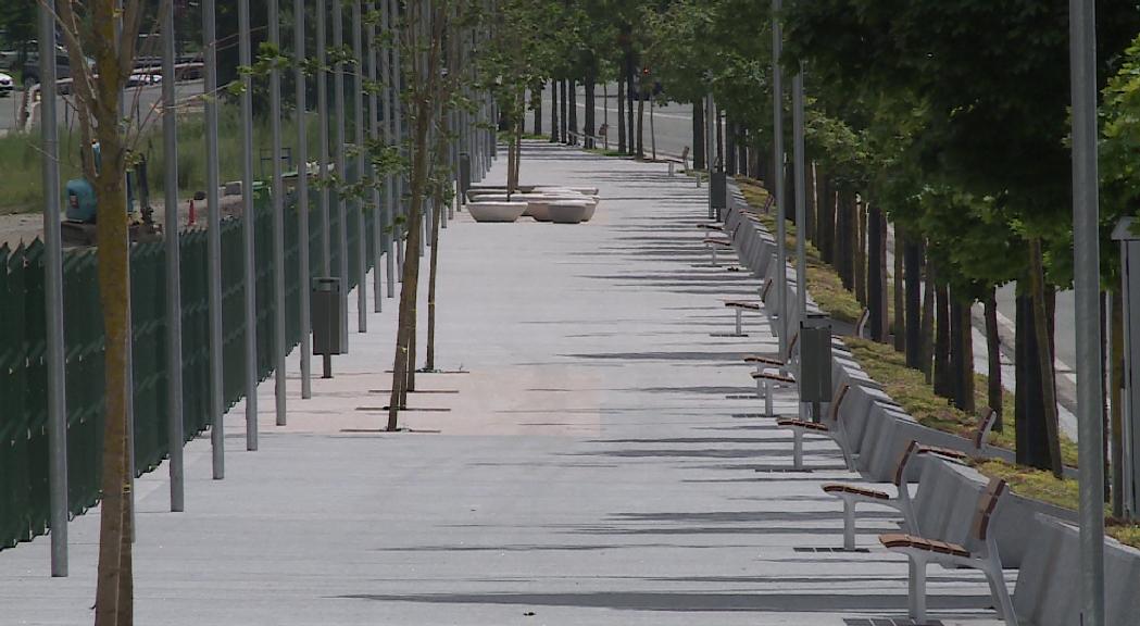 L'avinguda d'Enclar de Santa Coloma ja llueix el nou passeig i parc infantil