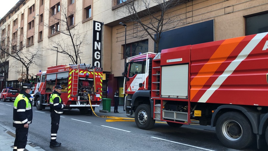 Ensurt per un avís d'incendi a l'edifici del Bingo de Prat de la Creu