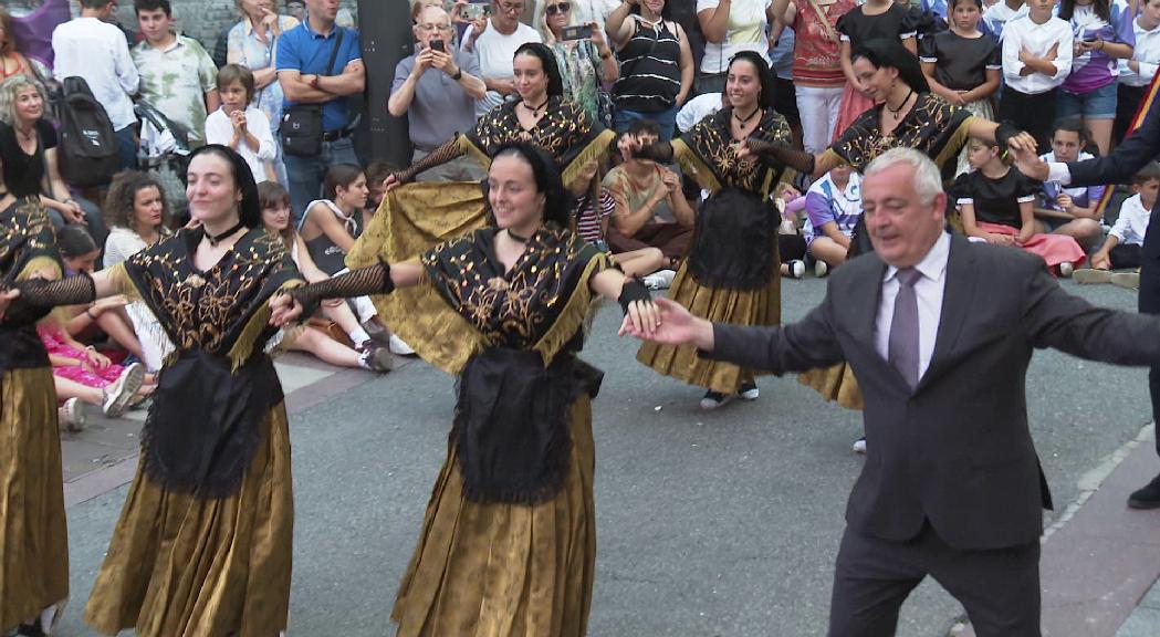 El ball de la Dama Blanca i la Marratxa omplen la plaça Major 