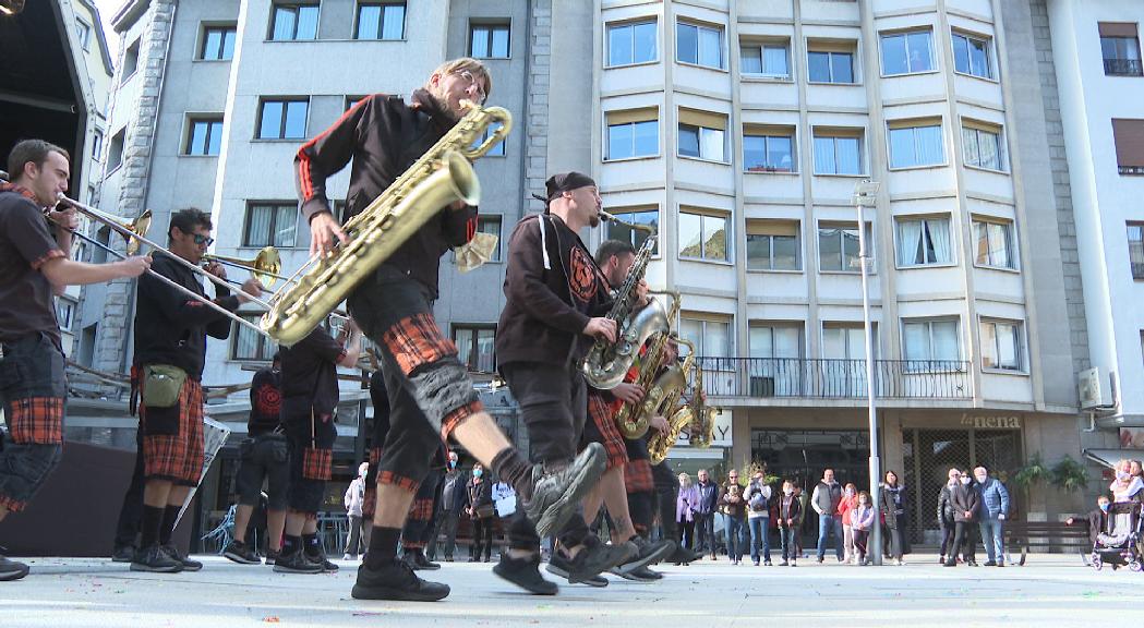 La Bandarra Street Orkestra amenitza el centre comercial del país amb música al carrer 