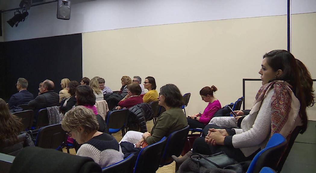 La batlle Àngels Moreno repassa les situacions objecte de comerç per al cos de la dona en un acte d'Acció Feminista