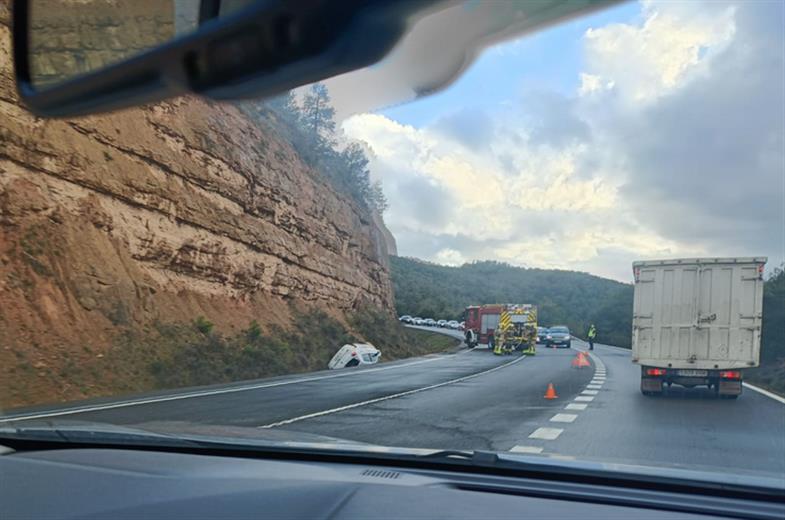 Un cotxe amb matrícula andorrana ha bolcat aquesta tarda d