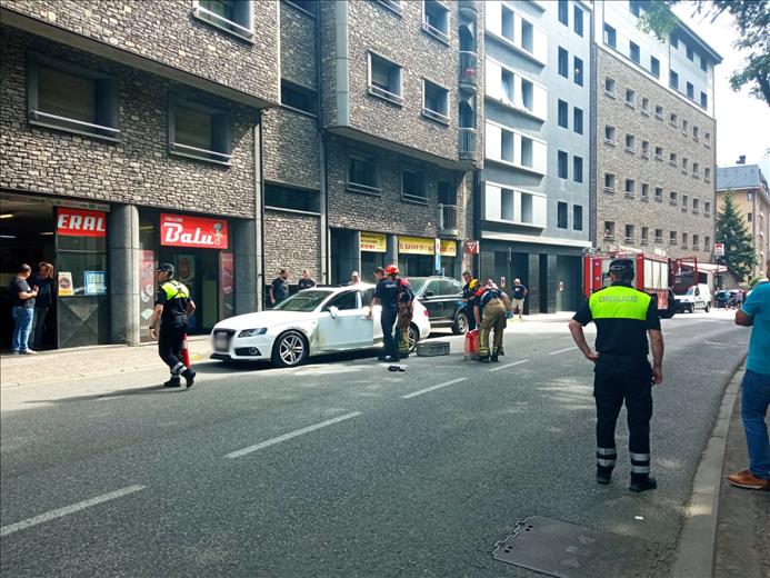 Un cotxe ha bolcat aquest dijous a la tarda a l'avinguda Sant