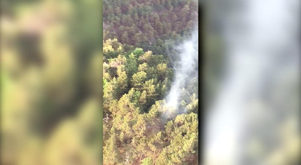 Els bombers apaguen un foc a Sant Julià causat per un llamp