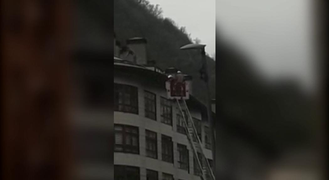 Bombers i policia ajuden a baixar d'una teulada un home alterat 