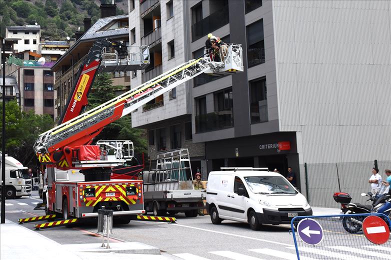 Uns treballadors que estaven fent una mudança al carrer Pr