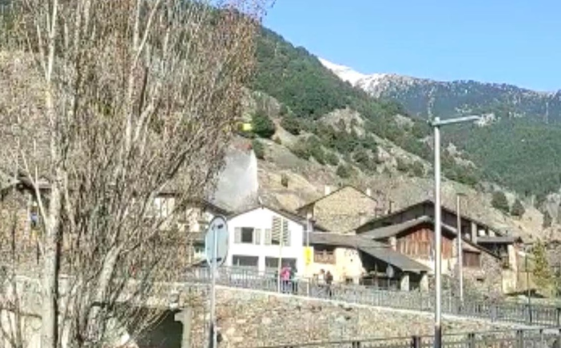 Els bombers sufoquen un incendi a Ordino