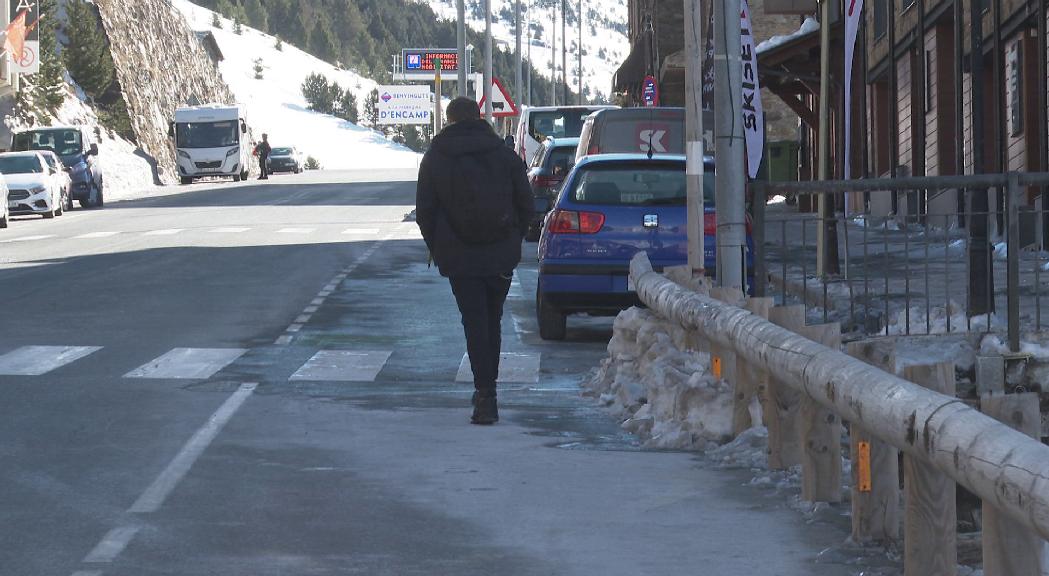 Els veïns de Bordes d'Envalira reclamen control del trànsit i voreres