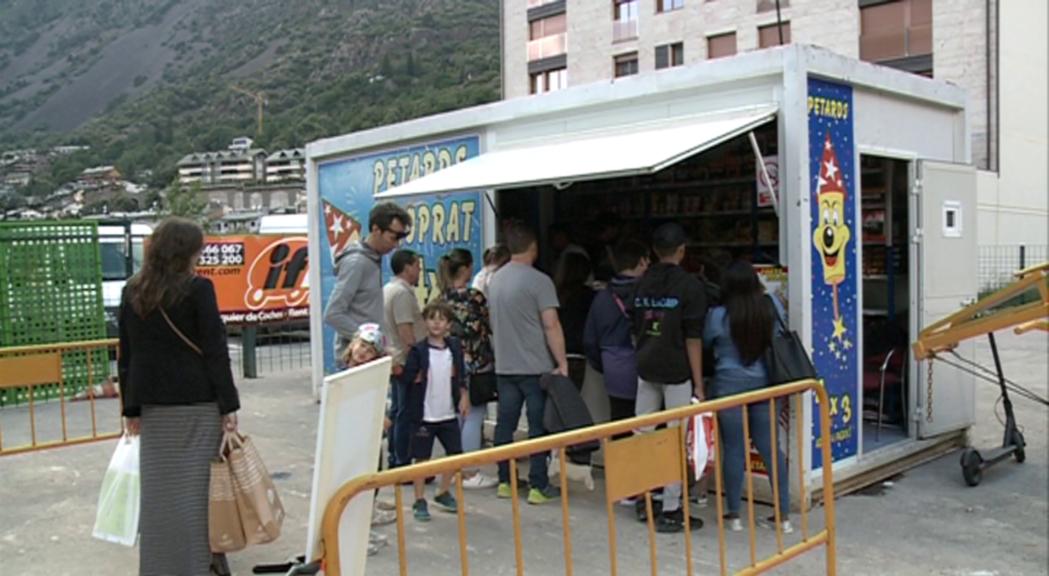 Les botigues de petards fan les últimes vendes abans de la revetlla de Sant Joan