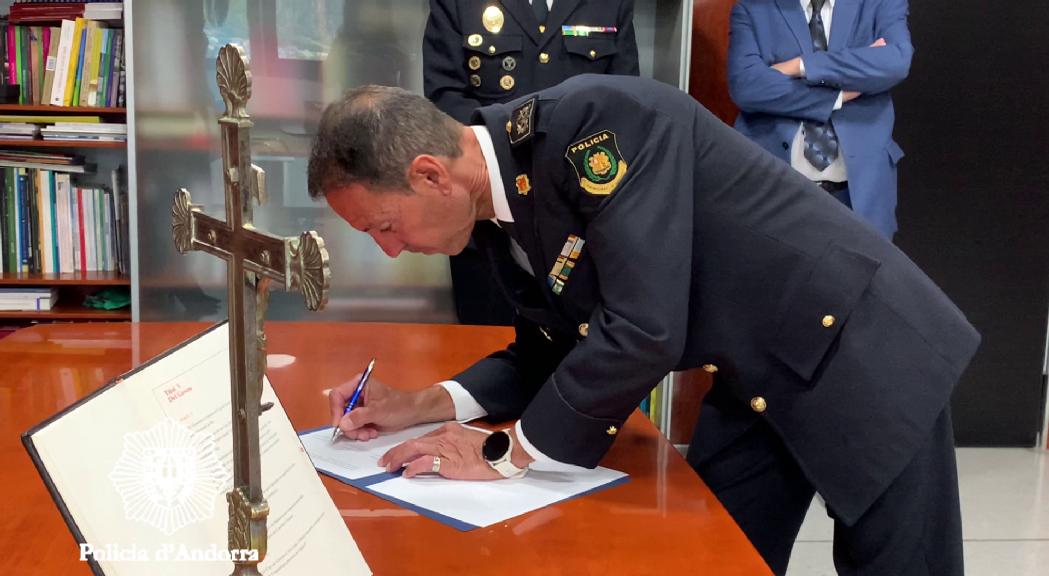 Bruno Lasne jura com a director de la policia