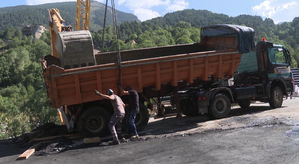 Un camió bolca la càrrega accidentalment als Cortals d'Encamp