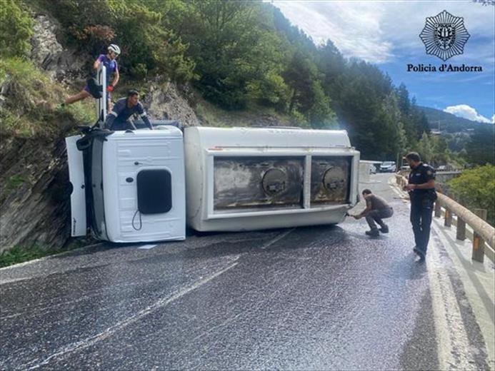 Un camió cisterna que transportava carburant ha bolcat men