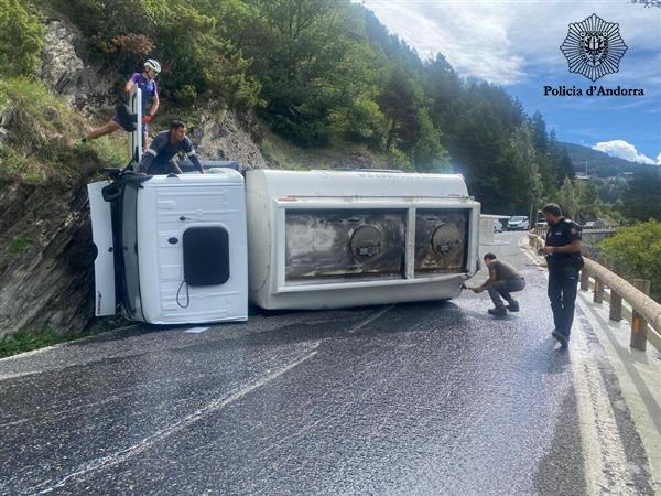 Un camió cisterna ha bolcat a la carretera entre l'Aldosa i Anyós