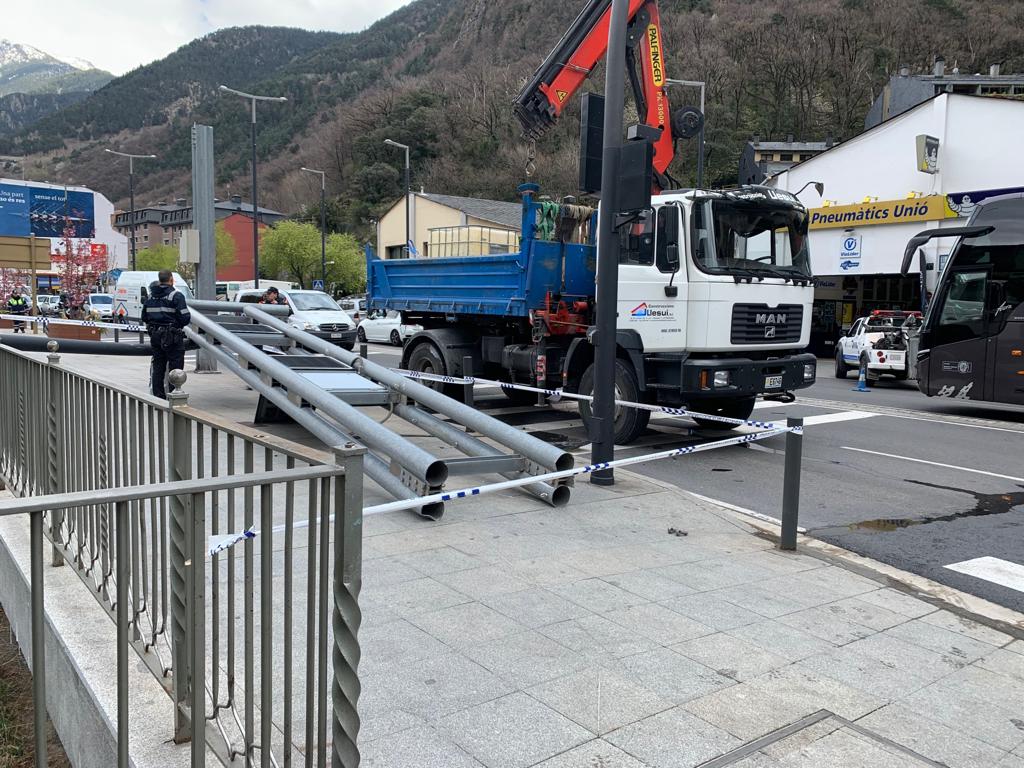 Un camió ploma impacta contra els panells de trànsit de l'avinguda Tarragona