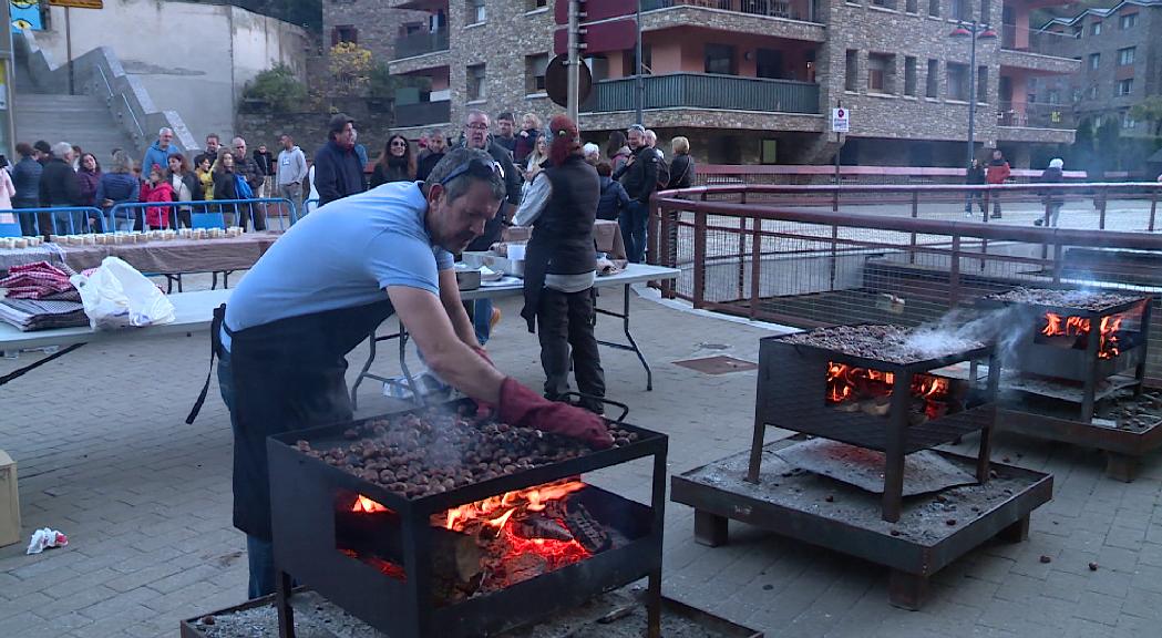 Canillo reparteix més de 400 racions a la Castanyada Popular