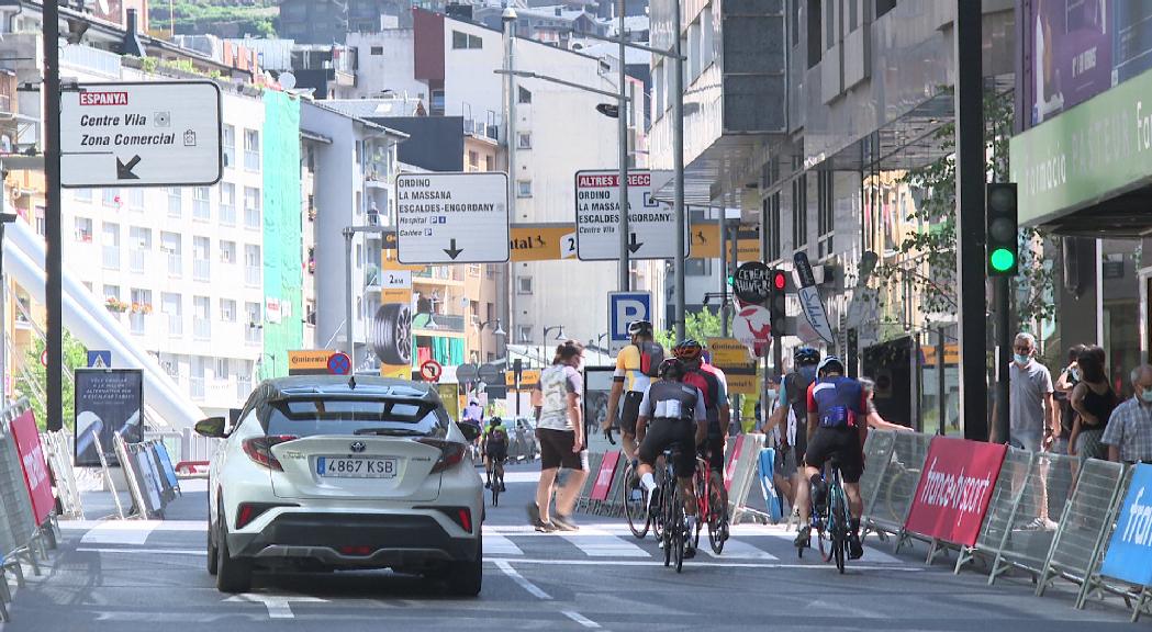 La capital s'omple de visitants amb ganes de veure l'arribada de la 15a etapa del Tour