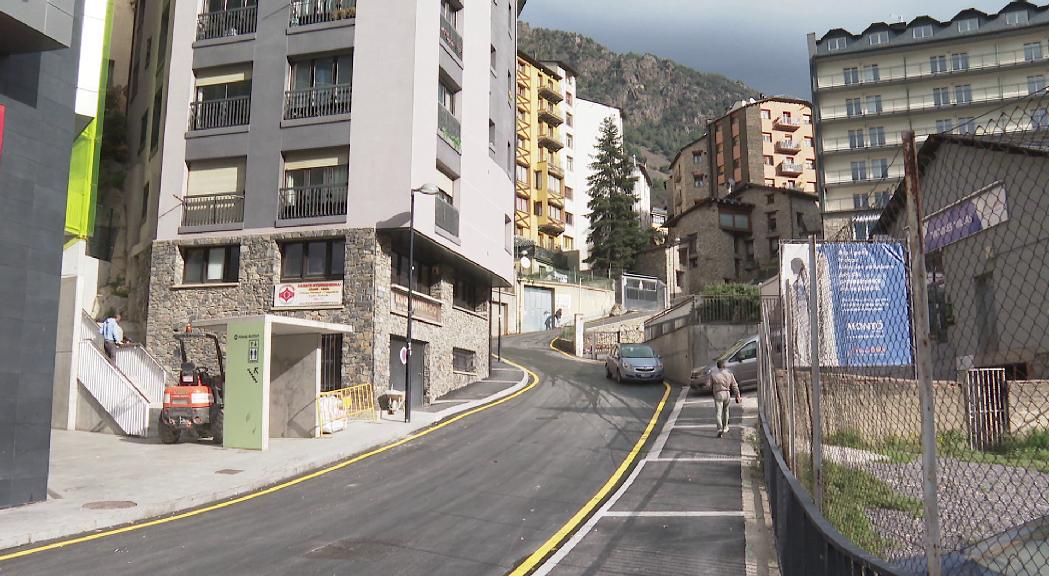 El carrer de Tobira torna a obrir després de cinc mesos d'obres