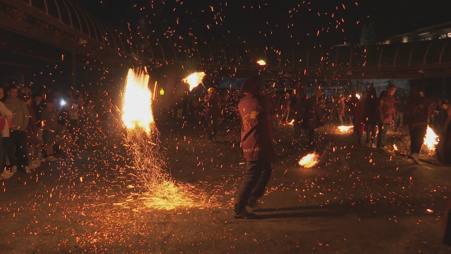 Els carrers d'Andorra la Vella s'omplen de falles: torna a rodar el foc