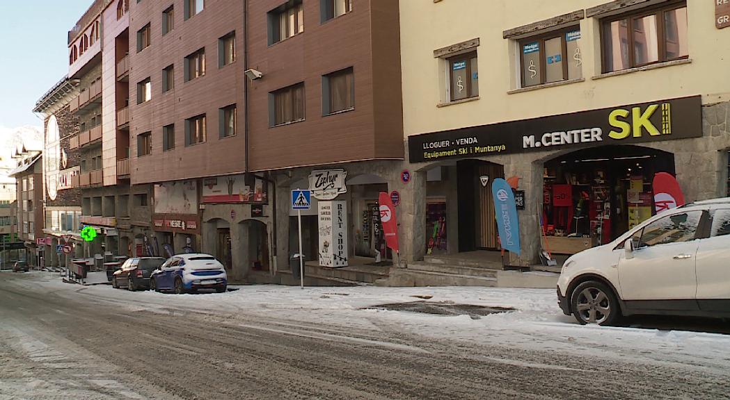 Carrers buits i botigues solitàries: el Pas de la Casa pateix les restriccions a la frontera del Baladrà