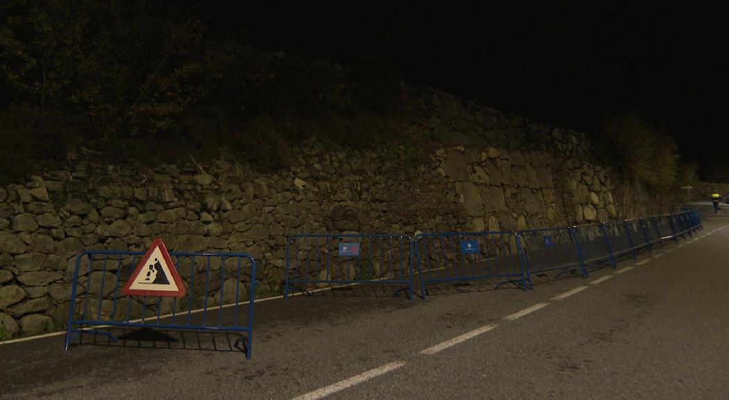 La carretera de la Plana, tallada per perill de despreniment