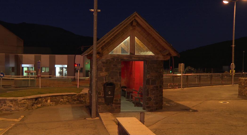 La caseta de la parada de bus del Pas de la Casa es remodelarà després de Setmana Santa