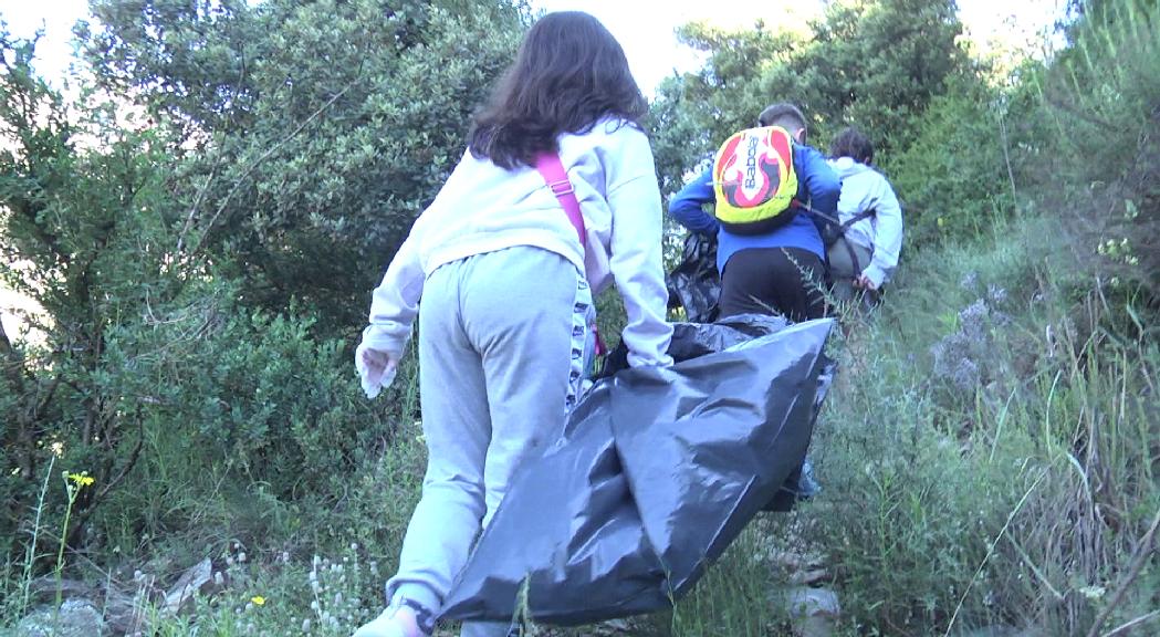 Un centenar d'estudiants de Sant Julià recullen la brossa d'alguns camins en el marc del Clean up Day