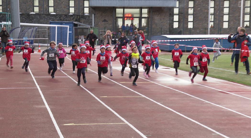 Un centenar de nens i nenes corren en la 5a cursa 'El petit Santa Claus'