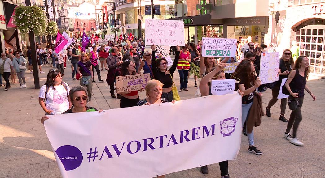 Un centenar de persones es manifesten en favor de l'avortament