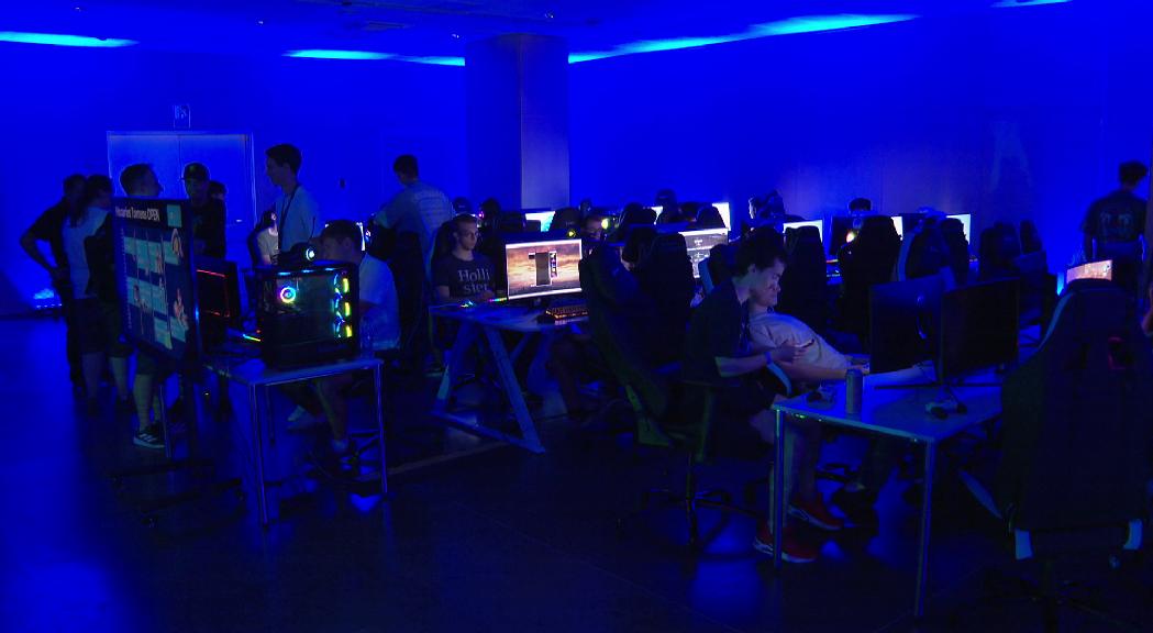 Centenars de gamers participen en l'Esports City League, la gran cita d'entreteniment digital