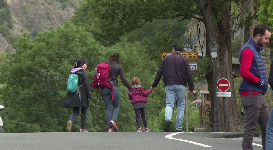 Centenars de pelegrins segueixen la tradició de pujar al santuari de Meritxell