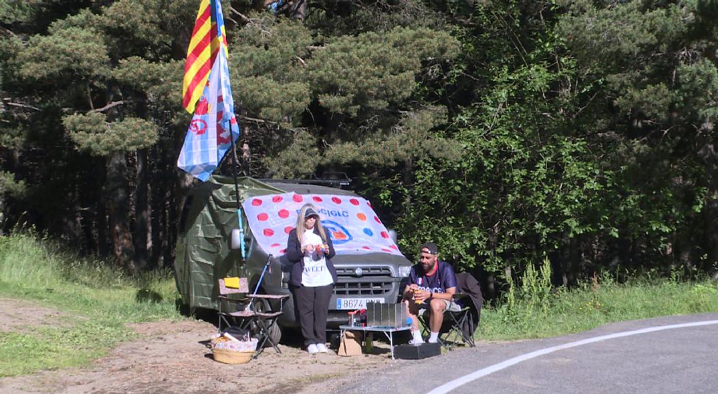 Centenars de persones s'apleguen a Beixalís per gaudir en primera línia del Tour