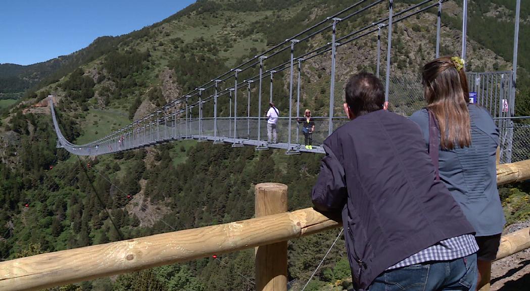 Centenars de persones en el segon dia amb accés gratuït al pont tibetà de Canillo