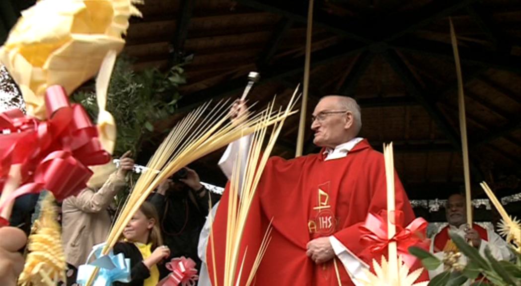 Centenars de persones segueixen la tradició de la benedicció de rams