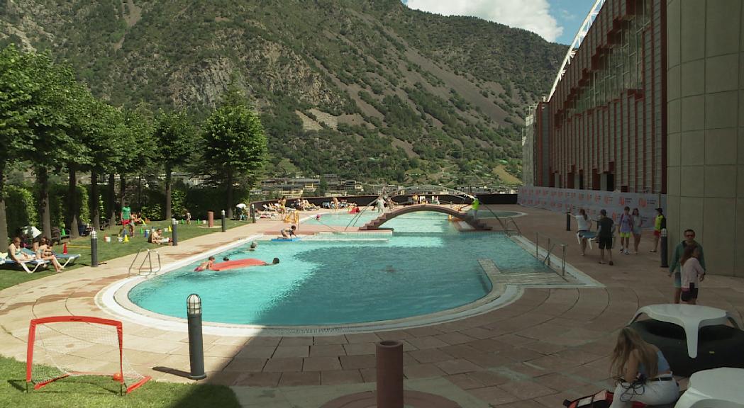 Reobre la piscina exterior dels Serradells després de 3 anys 