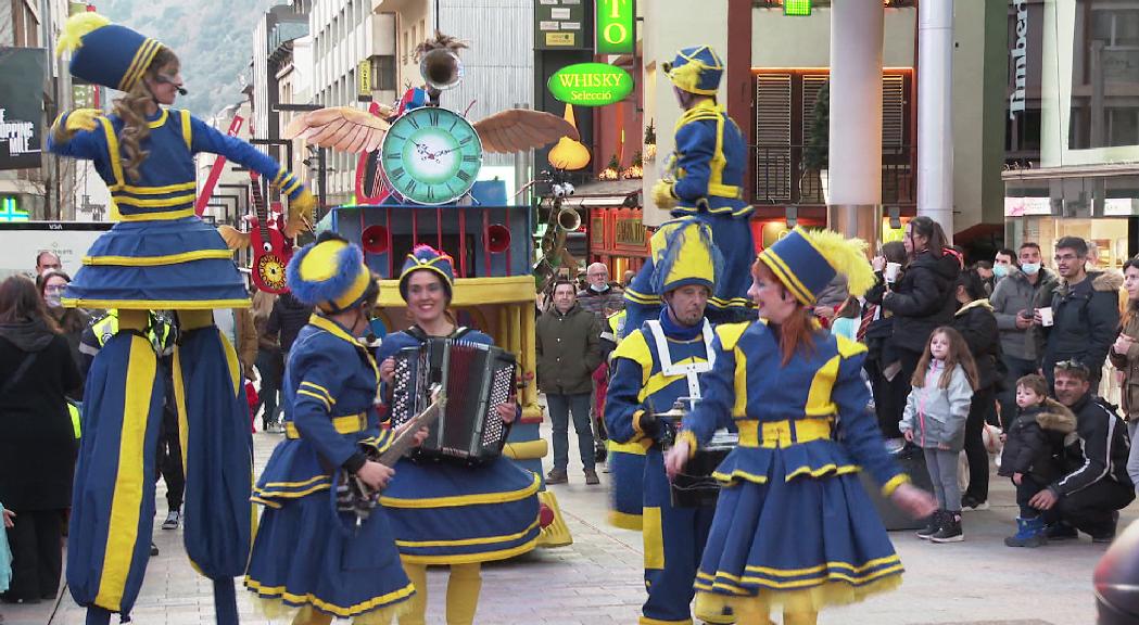 La Cia. Les Enjoliveurs porten el carnestoltes a la vall central