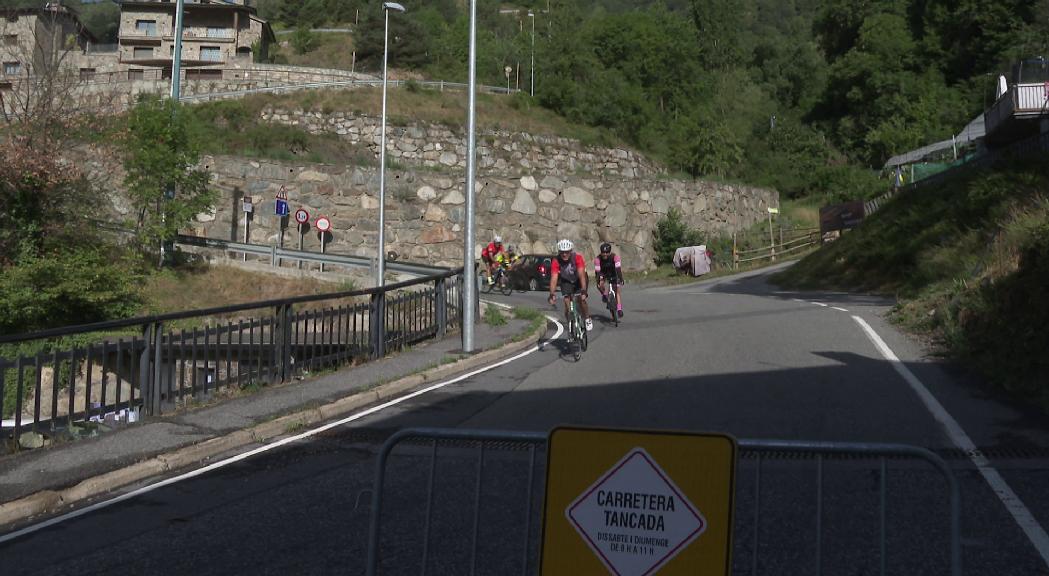 Els ciclistes acullen amb entusiasme el tancament de la Collada Beixalís als cotxes