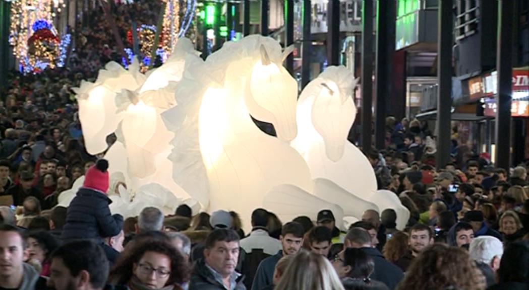 Cinc cavalls gegants sorprenen els vianants de l'avinguda Meritxell