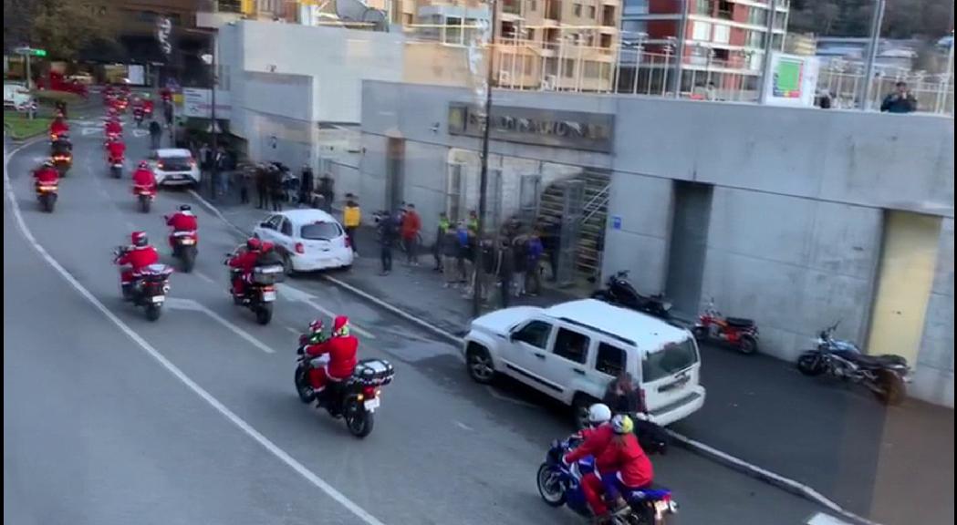 Una cinquantena de Pares Noel amb moto es passegen per Andorra la Vella