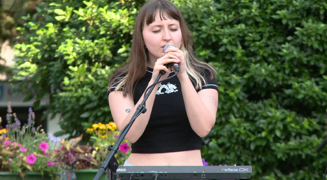 Una cinquantena de persones assisteixen al concert de Júlia Amor al Parc de la Mola