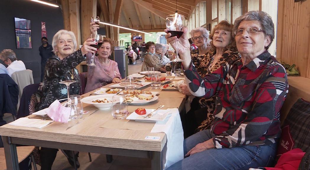 Una cinquantena d'usuaris de la Creu Roja es retroben amb molta il·lusió després d'un any de pandèmia