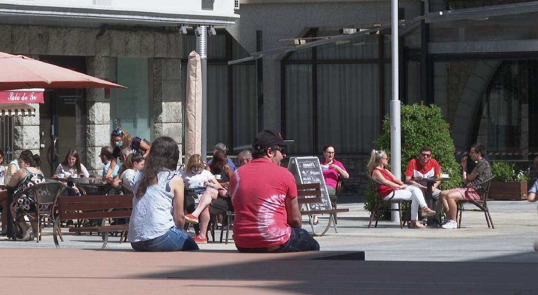 La ciutadania celebra el desconfinament a bars i restaurants