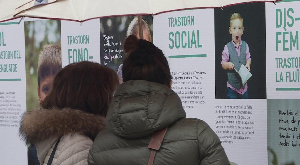 El col·lectiu de logopedes reivindica la seva tasca amb un plafó informatiu al centre d'Andorra la Vella
