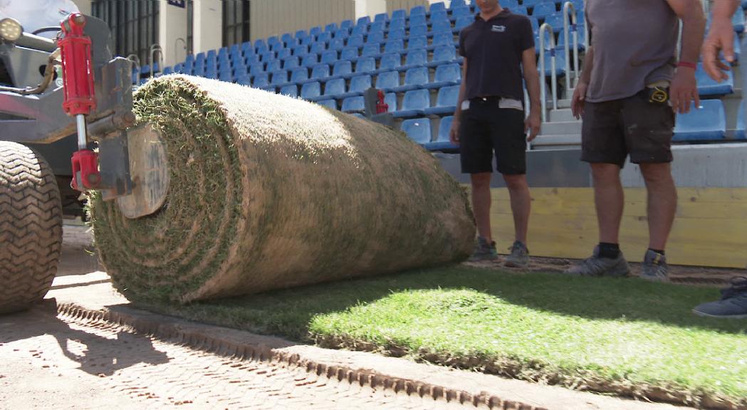 Es comença a col·locar la nova gespa a l'Estadi Nacional 